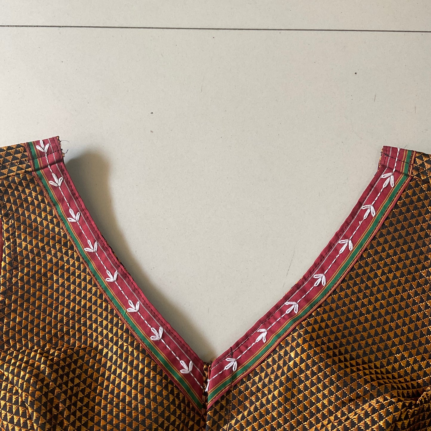 SLEEVELESS KHANN BLOUSE WITH THREADWORK & FRILL (ATTACHABLE SLEEVES)
