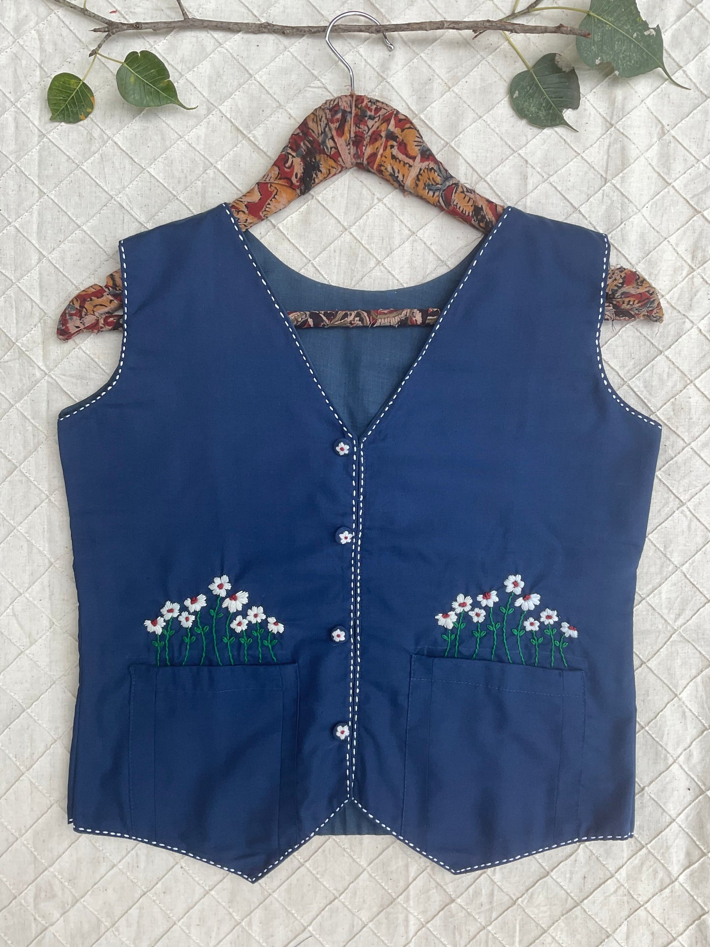 Pocket embroidery vest-blue