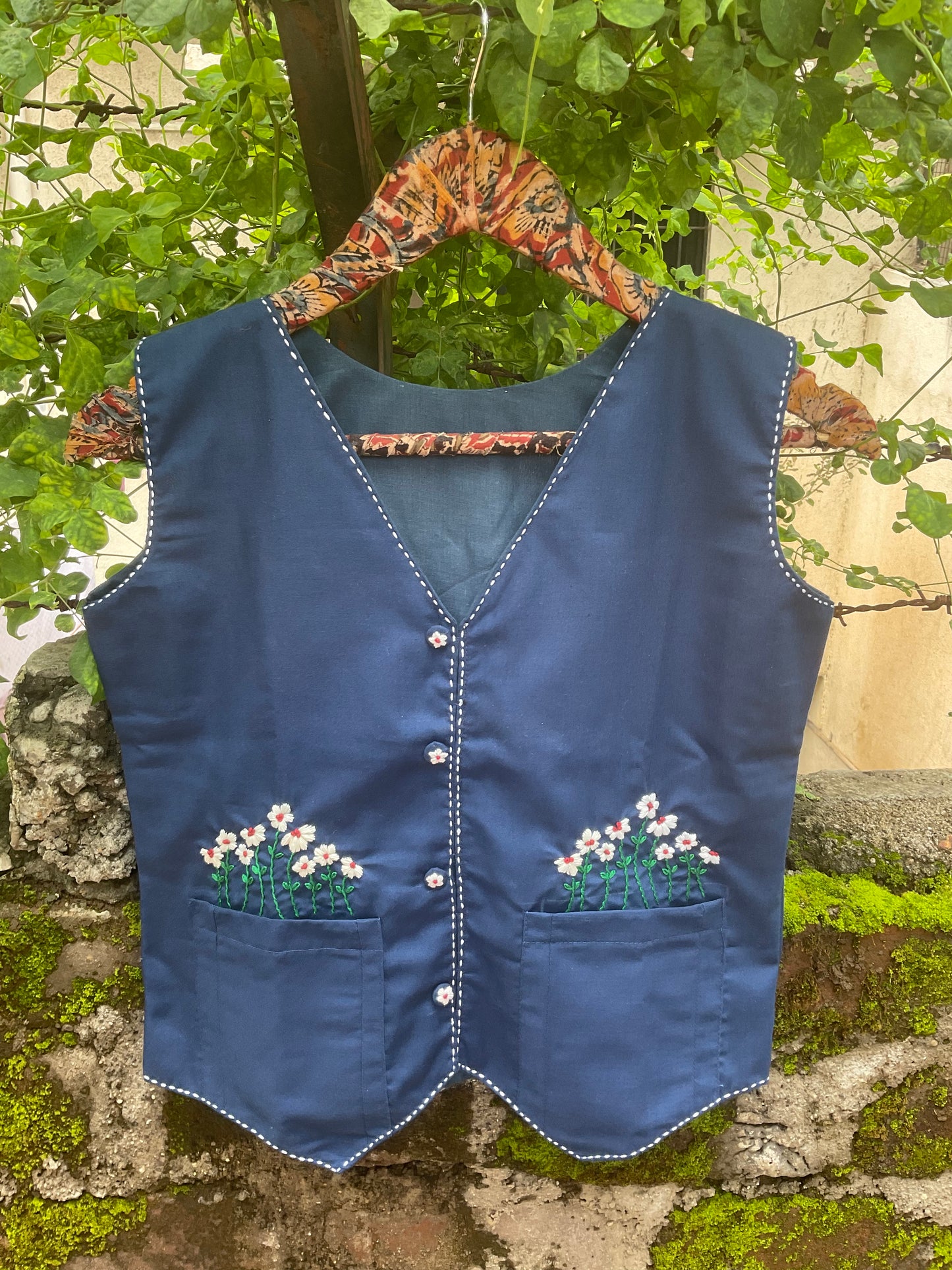 Pocket embroidery vest-blue